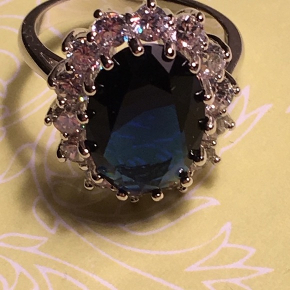 Stunning Blue & Clear Silvertone Ring - Picture 2 of 4